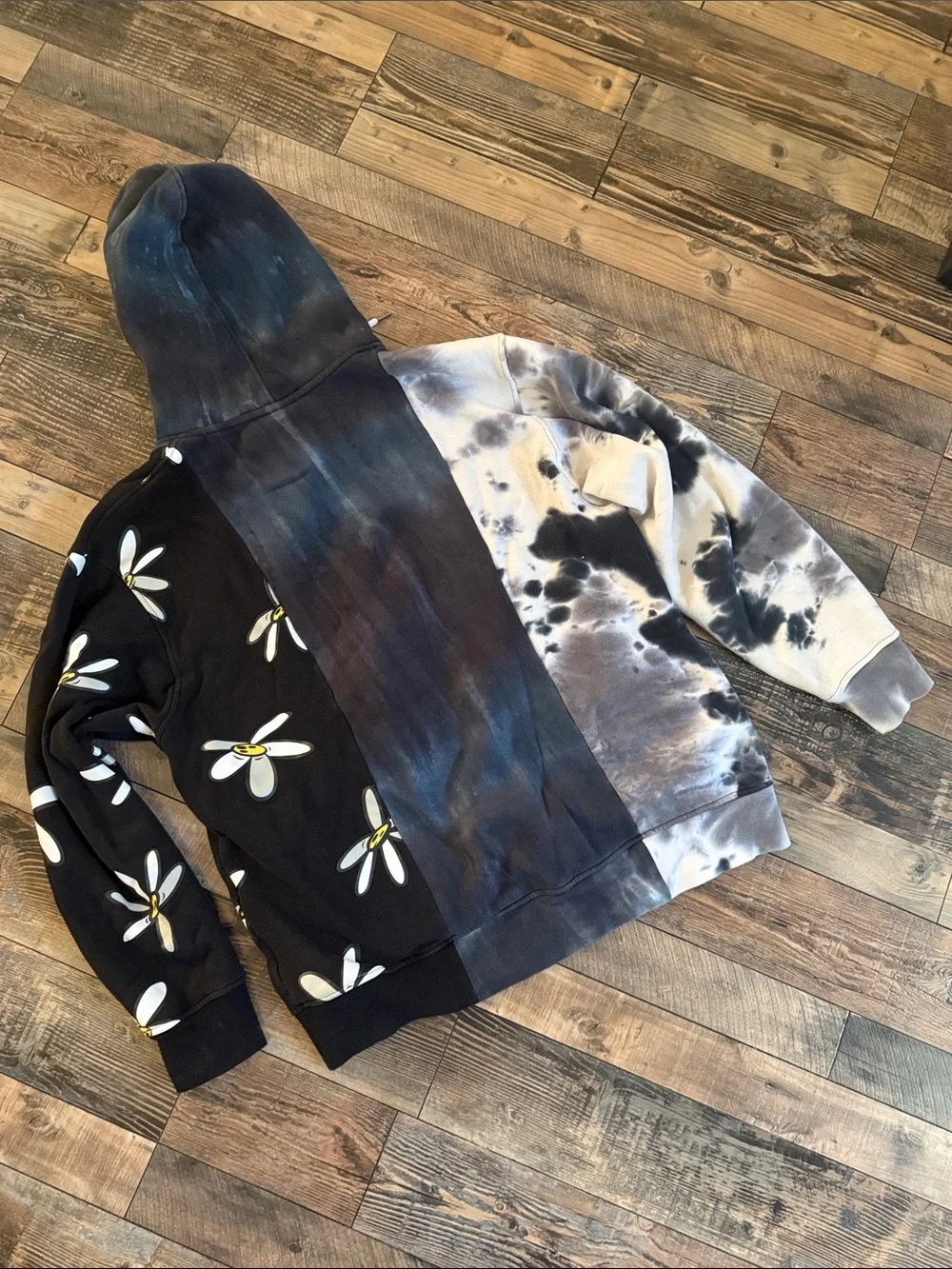 The Hundreds Black, White, Navy Tie-Dye & Daisy Hoodie size XL